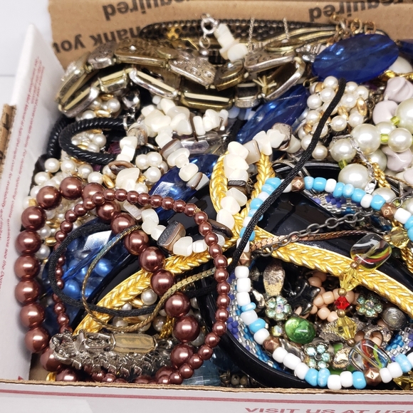 2+ lb. Vintage to Now Mixed Craft/Wearable Jewelry Lot. - Picture 3 of 5